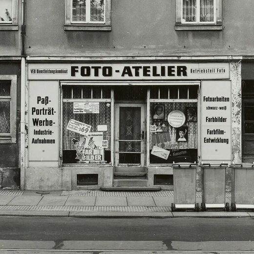 2025_09_presse_ymy_timeandagain_02 - Schwarzweißfotografie des Fotoateliers des VEB Dienstleistungskombinats in Dresden im Jahr 1990.