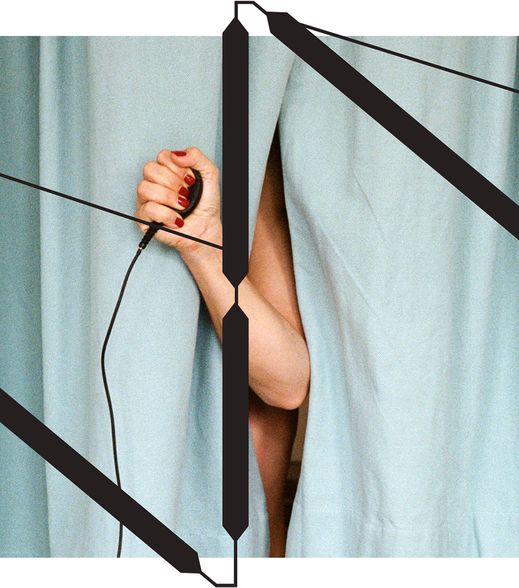 Headerimage-3554 x 1428px - Hellblaue Bühnenvorhänge füllen das Bild. Zwischen den Vorhängen ragt ein nackter Arm durch einen schmalen Spalt, eine Hand mit rot lackierten Fingernägeln umschließt ein schwarzes Kabel, das nach unten hängt. Unter dem Saum der Vorhänge sind zwei teilweise sichtbare Paar Beine auf einem dunklen Boden zu sehen. Über das Bild liegen zusätzlich dunkle diagonale grafische Linien.