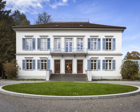 MG_4879 - Frontalansicht des Gebäudes der Berufsvereinigung Bildender Künstler und bildender Künstlerinnen Vorarlbergs (Palais Thurn & Taxis Bregenz): zweistöckiges Haus mit zentral gelegenem Eingang, davor eine Treppe sowie drei Eingangstüren im Erdgeschoss.