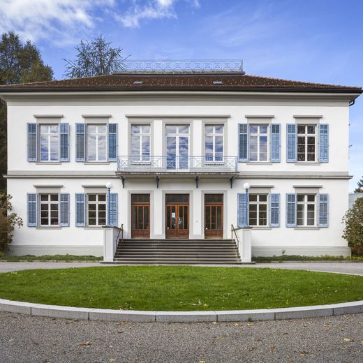 MG_4879 - Frontalansicht des Gebäudes der Berufsvereinigung Bildender Künstler und bildender Künstlerinnen Vorarlbergs (Palais Thurn & Taxis Bregenz): zweistöckiges Haus mit zentral gelegenem Eingang, davor eine Treppe sowie drei Eingangstüren im Erdgeschoss.