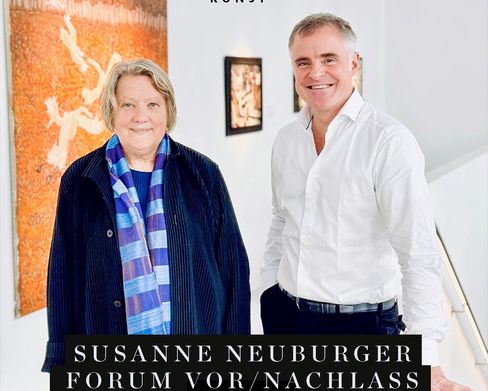 Nachlass_cover - Fotografie von zwei Personen, die mittig im Bild stehend bis zu den Knien zu sehen sind. Links im Bild steht Susanne Neuburger, rechts Alexander Giese. Im Hintergrund befindet sich eine größere bemalte Leinwand sowie mehrere kleinere, nicht näher spezifizierte gerahmte Kunstwerke. Im Vordergrund ist ein Schriftzug eingeblendet, der das untere Viertel des Bildes bedeckt und „Susanne Neuburger Forum Vor/Nachlass Wien“ lautet. Oben mittig steht der Titel „Ausgesprochen Kunst“.