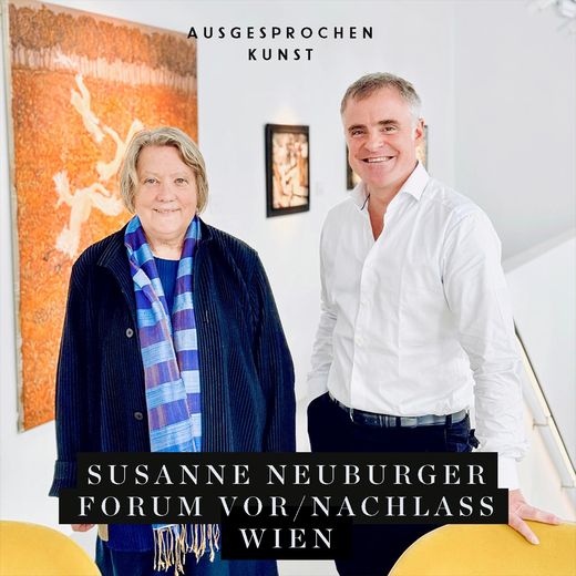 Nachlass_cover - Fotografie von zwei Personen, die mittig im Bild stehend bis zu den Knien zu sehen sind. Links im Bild steht Susanne Neuburger, rechts Alexander Giese. Im Hintergrund befindet sich eine größere bemalte Leinwand sowie mehrere kleinere, nicht näher spezifizierte gerahmte Kunstwerke. Im Vordergrund ist ein Schriftzug eingeblendet, der das untere Viertel des Bildes bedeckt und „Susanne Neuburger Forum Vor/Nachlass Wien“ lautet. Oben mittig steht der Titel „Ausgesprochen Kunst“.