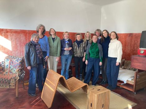 WhatsApp Image 2026-04-13 at 11.34.15 (1) - Eine Gruppe von 10 Personen steht dicht gedrängt in der Ecke der Wohnung von Heinz Frank und posiert für ein Gruppenfoto.