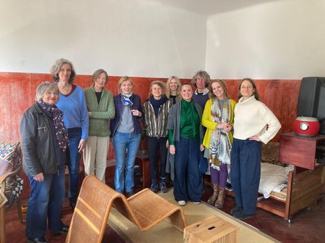 WhatsApp Image 2026-04-13 at 11.34.15 - Eine Gruppe von etwa 10 Personen steht dicht gedrängt in der Ecke der Wohnung von Heinz Frank und posiert für ein Gruppenfoto.